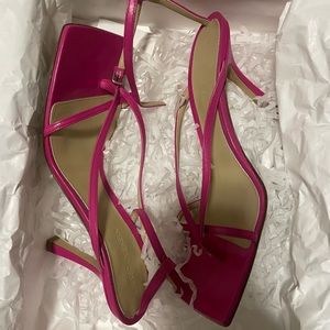 Bottega Venetia size 9 it run’s true to size.